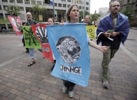 Protestující před budovami summitu G20 v Pittsburghu.